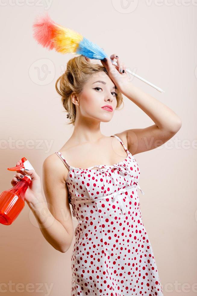 casalinga disperata con spray foto