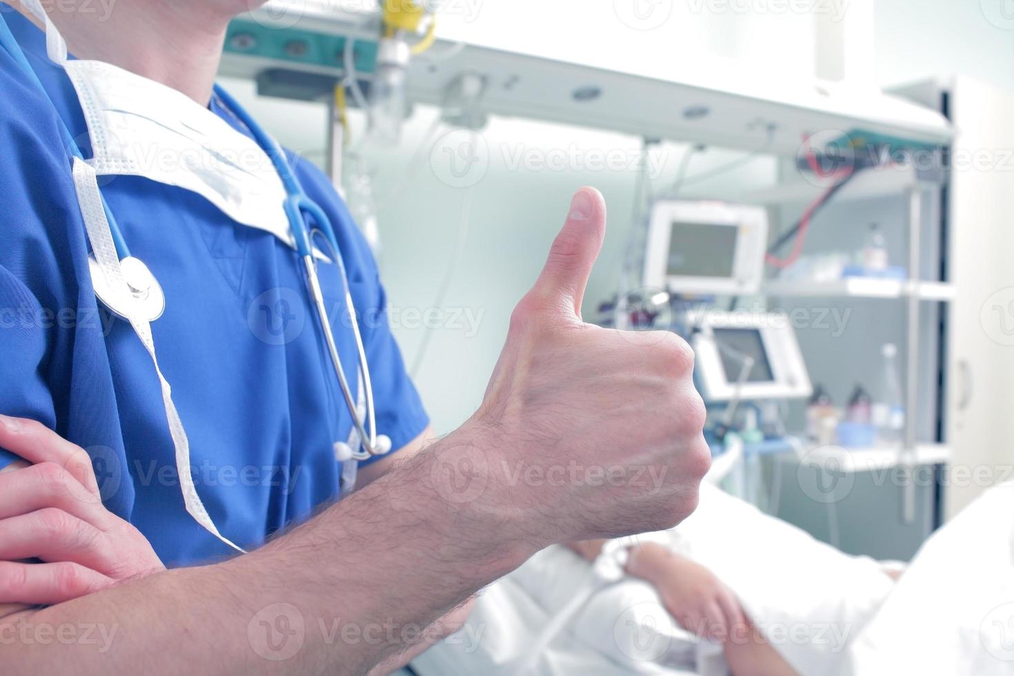 medico che mostra il segno giusto vicino al paziente in ospedale foto
