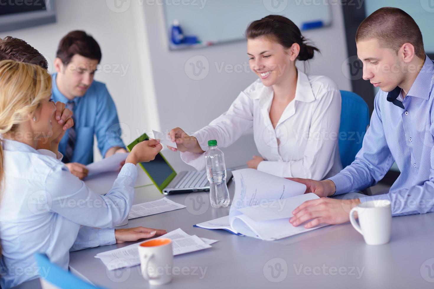 gruppo di uomini d'affari in una riunione in ufficio foto