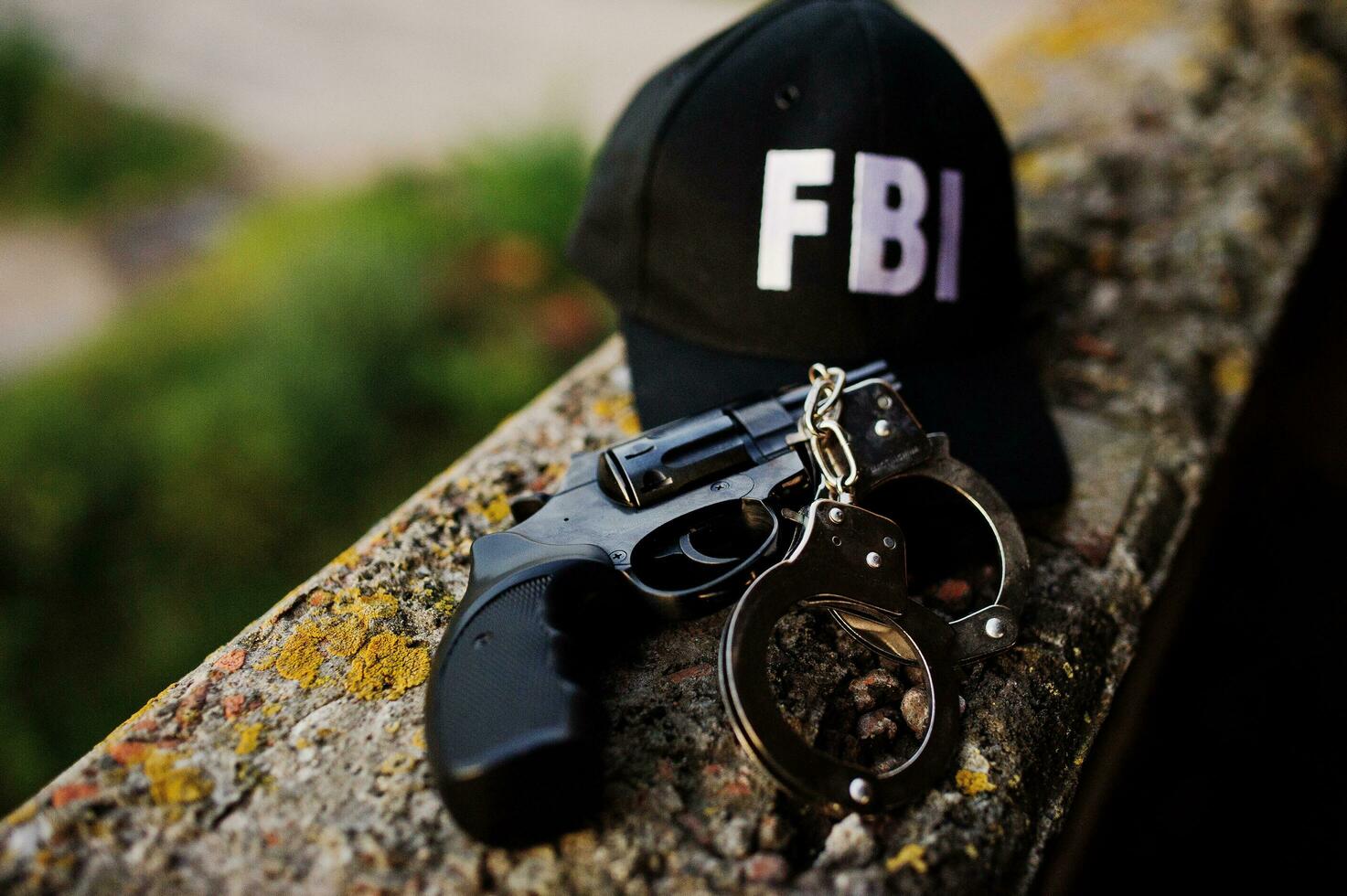 cappellino fbi con revolver e manette. foto