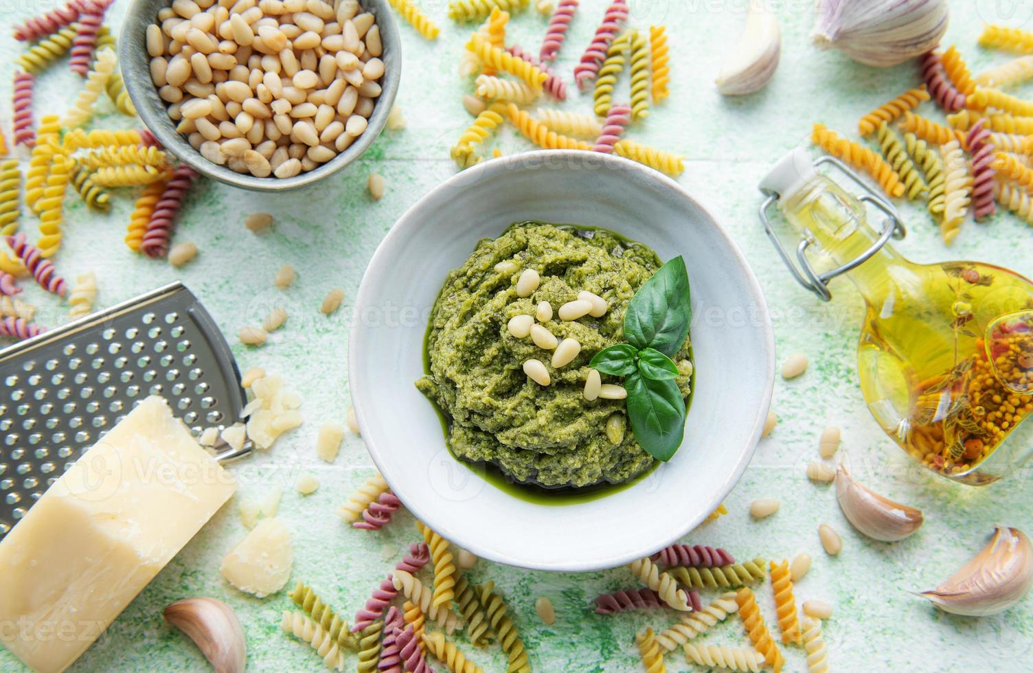 pesto di basilico verde foto