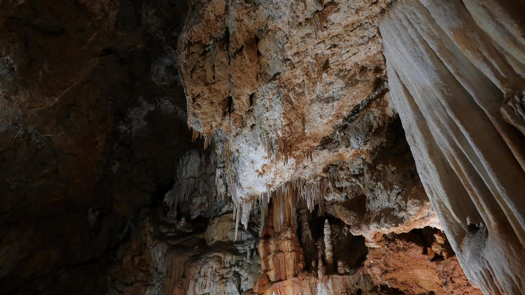 le grotte di borgio verezzi con le sue stalattiti e stalagmiti e la sua storia millenaria nel cuore della liguria occidentale in provincia di savona foto