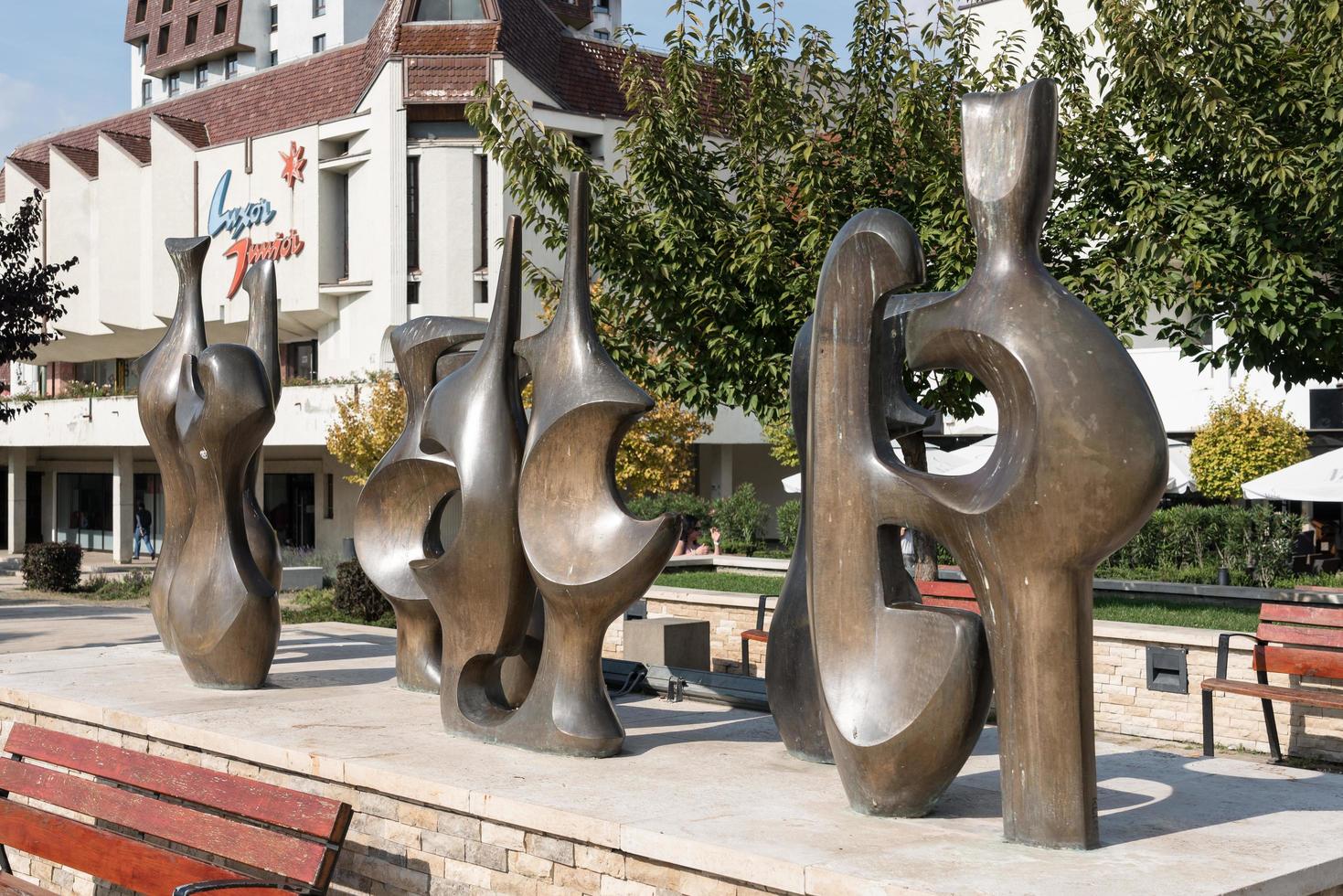 targu mures, transilvania, romania, 2018. vista del teatro nazionale di targu mures transilvania romania il 17 settembre 2018. due persone non identificate foto