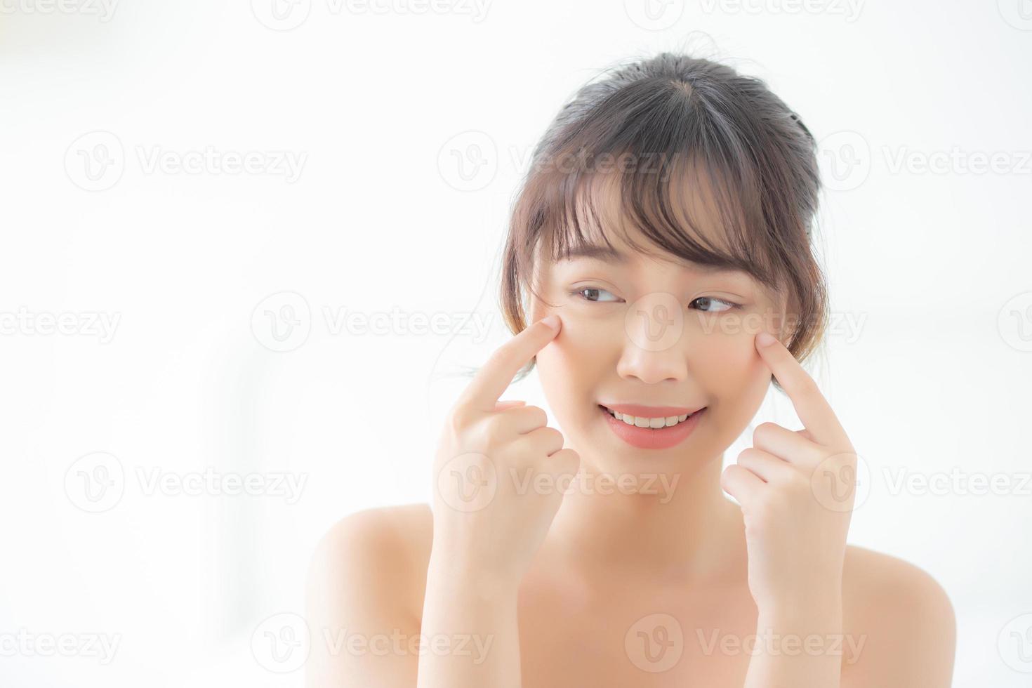 ritratto di bella giovane donna asiatica sorriso sano e benessere in camera da letto, bellezza asia ragazza cura della pelle tocco trucco occhi e cosmetici con felice con fresco, stile di vita e relax concetto. foto