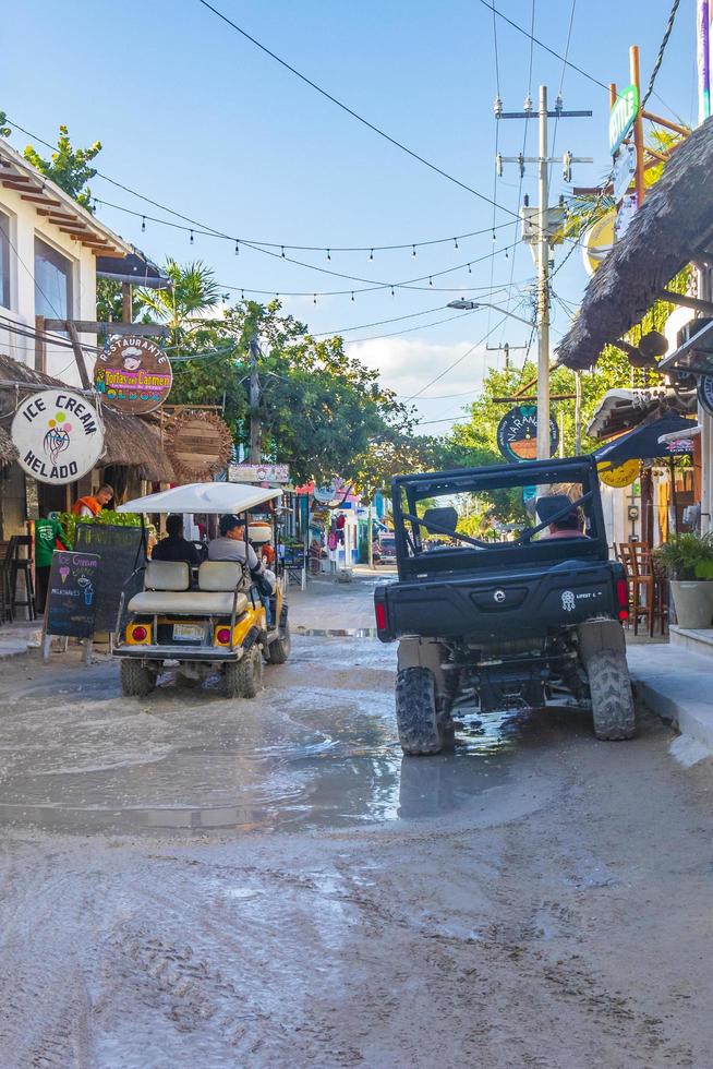 holbox quintana roo mexico 2021 golf cart buggy cars cart muddy street village holbox mexico. foto