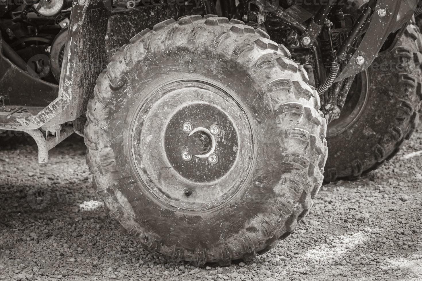 ruote e pneumatici sporchi di quad nella giungla del messico. foto