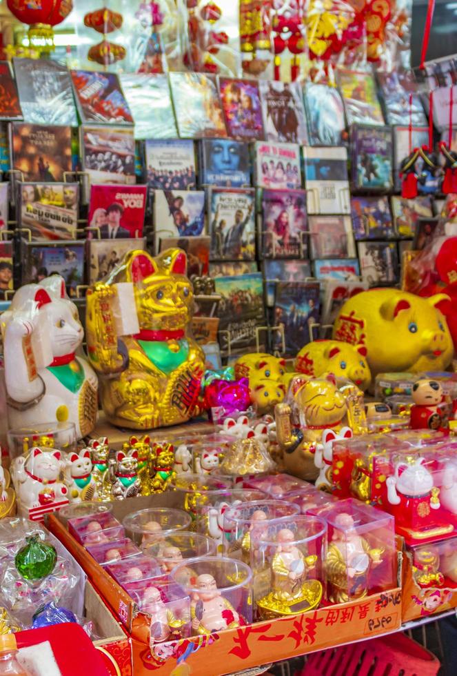 ratchathewi bangkok thailandia 2018 souvenir di gatti cinesi dorati nel negozio di souvenir a bangkok thailandia. foto