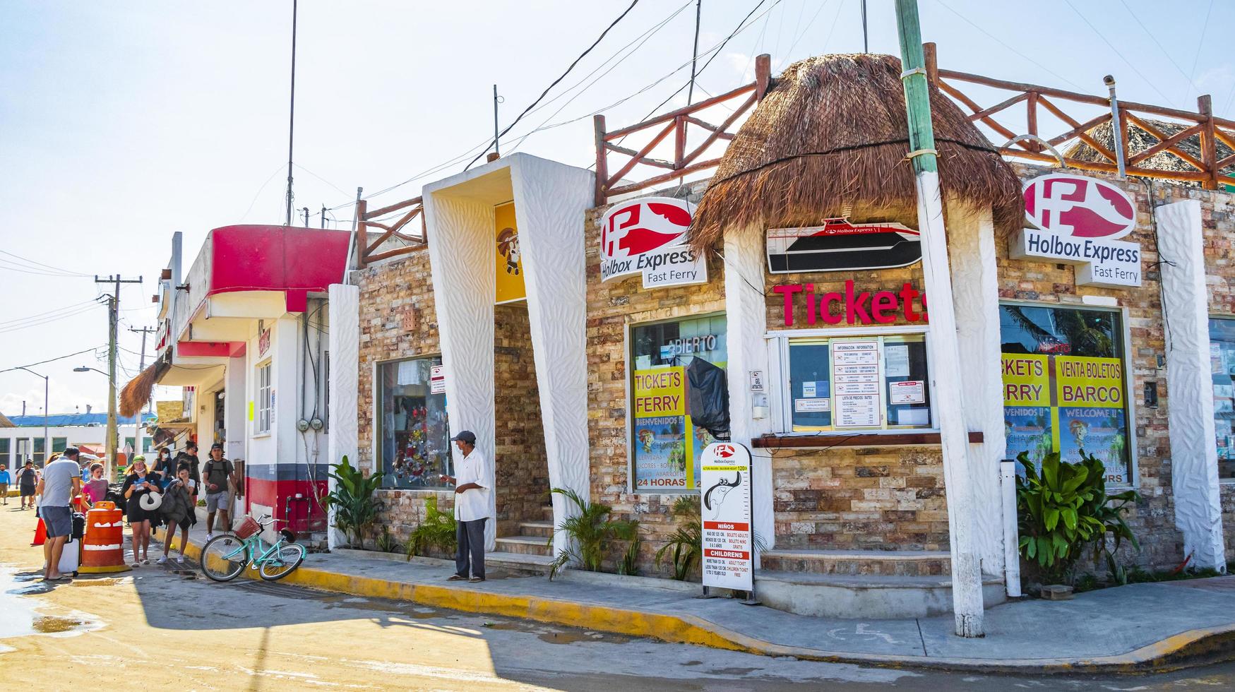 chiquila quintana roo mexico 2021 panorama paesaggio barche porto porto traghetti puerto de chiquila mexico. foto