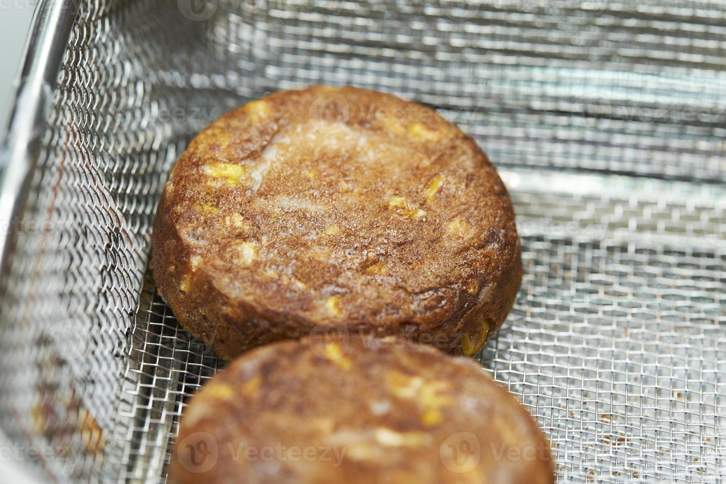 primo piano di amaretti al cocco dessert tailandesi, mercato tailandese del cibo di strada foto