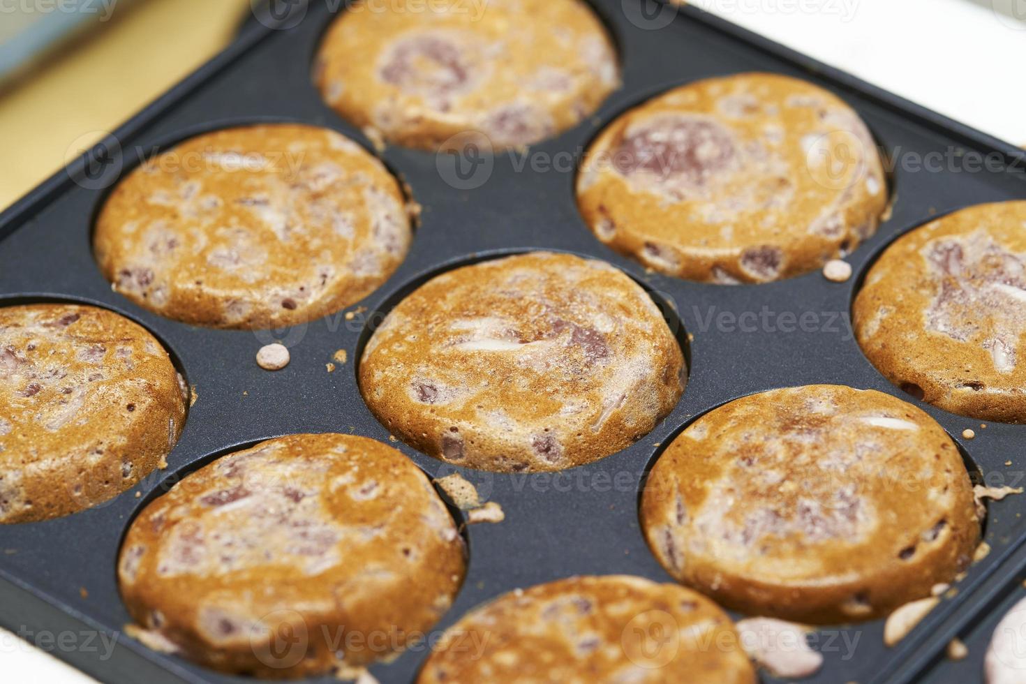 primo piano di amaretti al cocco dessert tailandesi, mercato tailandese del cibo di strada foto