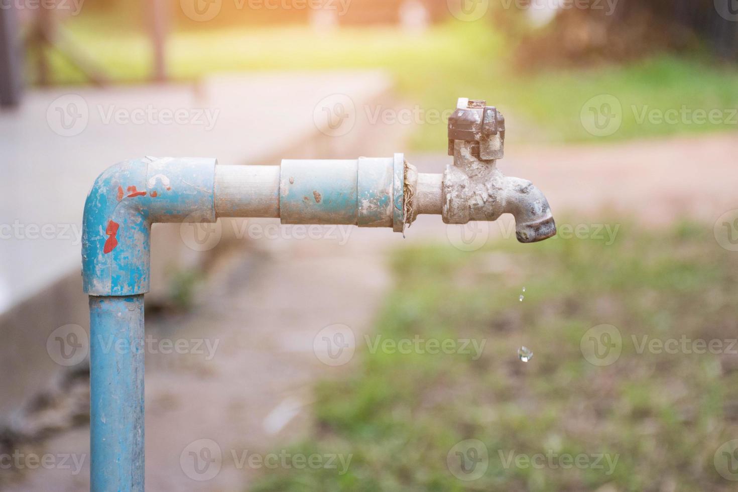 goccia d'acqua nel rubinetto, fuoriuscita d'acqua foto