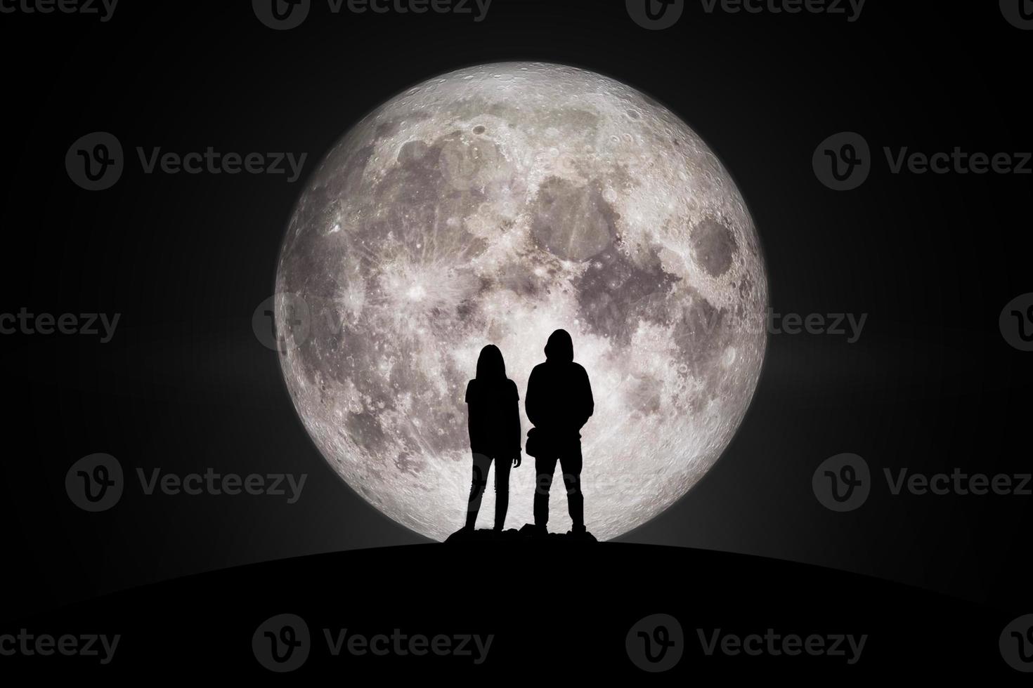 sagoma di uomo e donna che guardano la luna con appagamento di speranza nell'amore. elementi di questa immagine forniti dalla nasa. foto