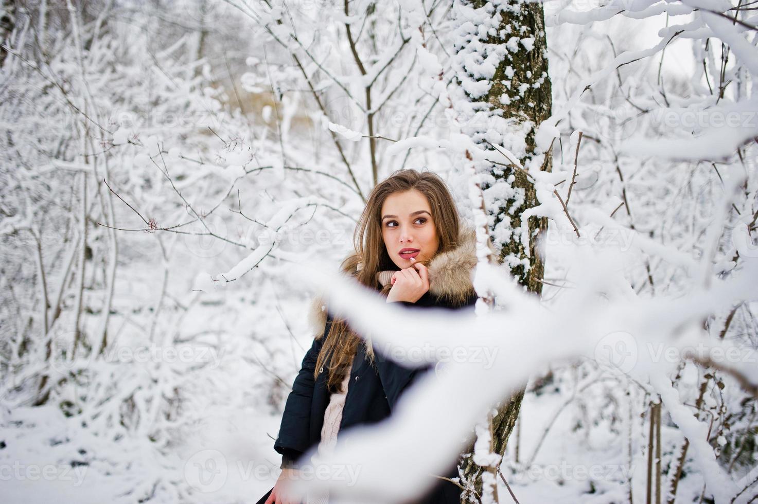 bella ragazza bruna in abiti caldi invernali. modello su giacca invernale. foto