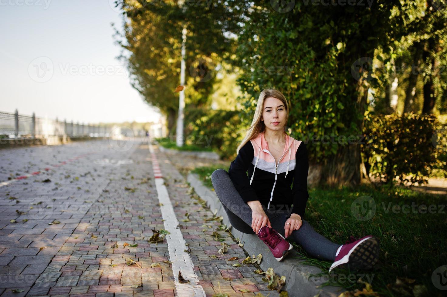 la ragazza ha l'allenamento e fa esercizio all'aperto. sport, fitness, concetto di allenamento in strada. foto