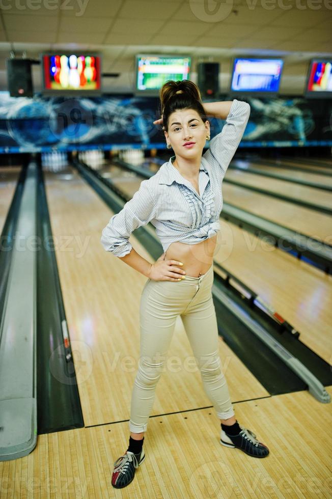 ragazza con palla da bowling sul vicolo giocato al bowling club. foto