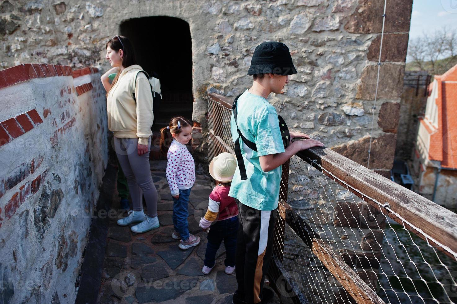 madre con bambini che guardano dalla torre nel castello di veveri, repubblica ceca. foto