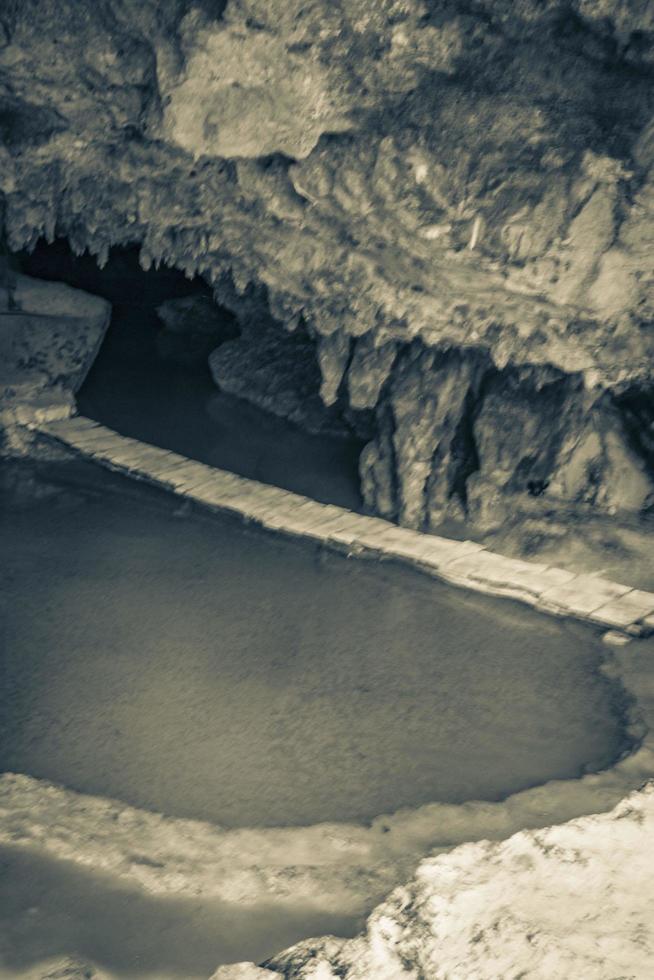 stupefacente acqua turchese blu e grotta calcarea sprofonda nel cenote messico. foto