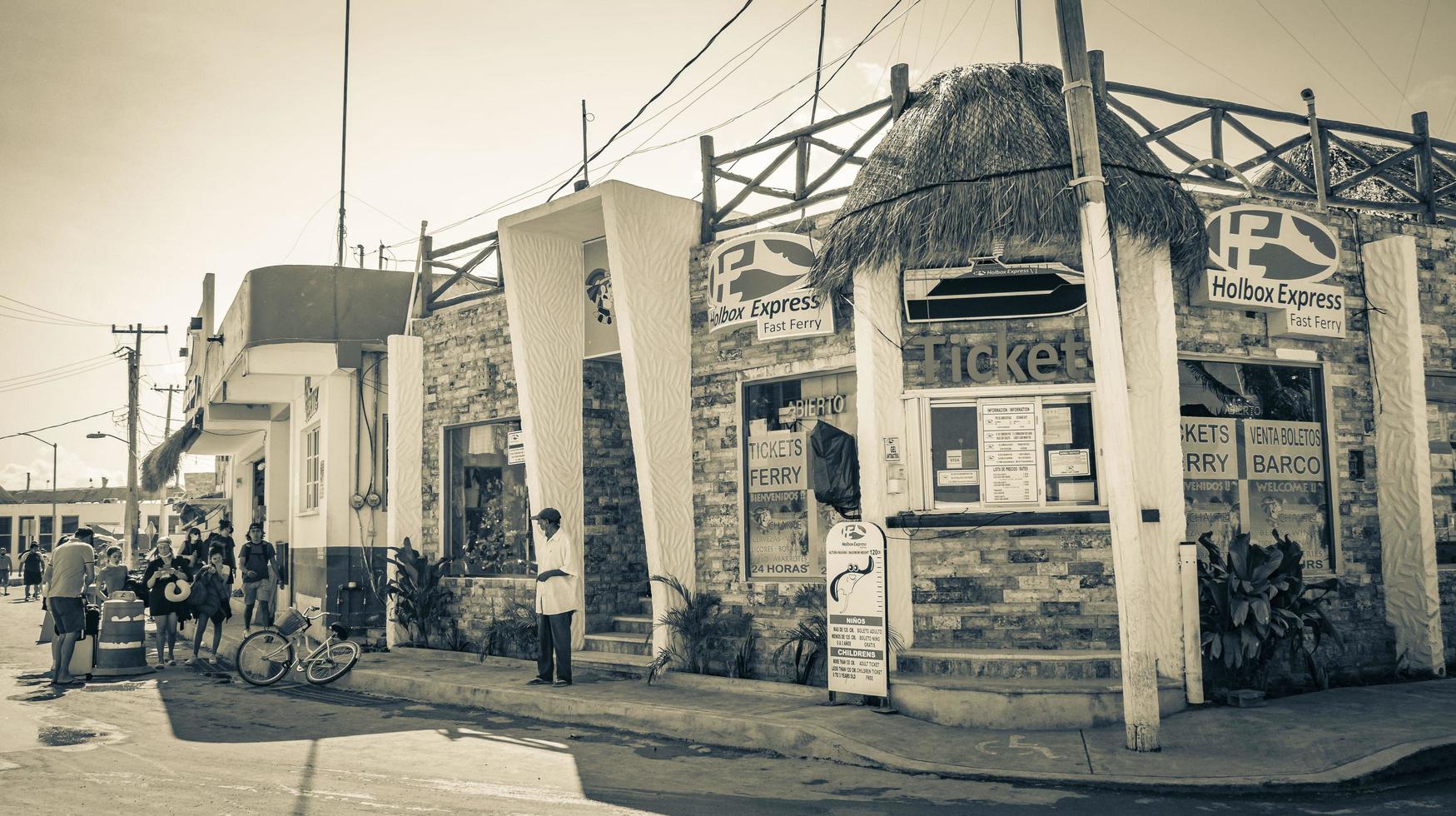 chiquila quintana roo mexico 2021 panorama paesaggio barche porto porto traghetti puerto de chiquila mexico. foto