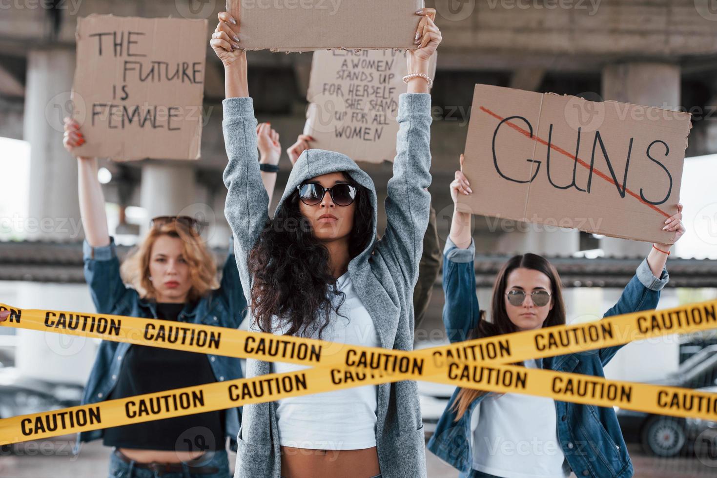 attenzione necessaria. gruppo di donne femministe protestano per i loro diritti all'aperto foto