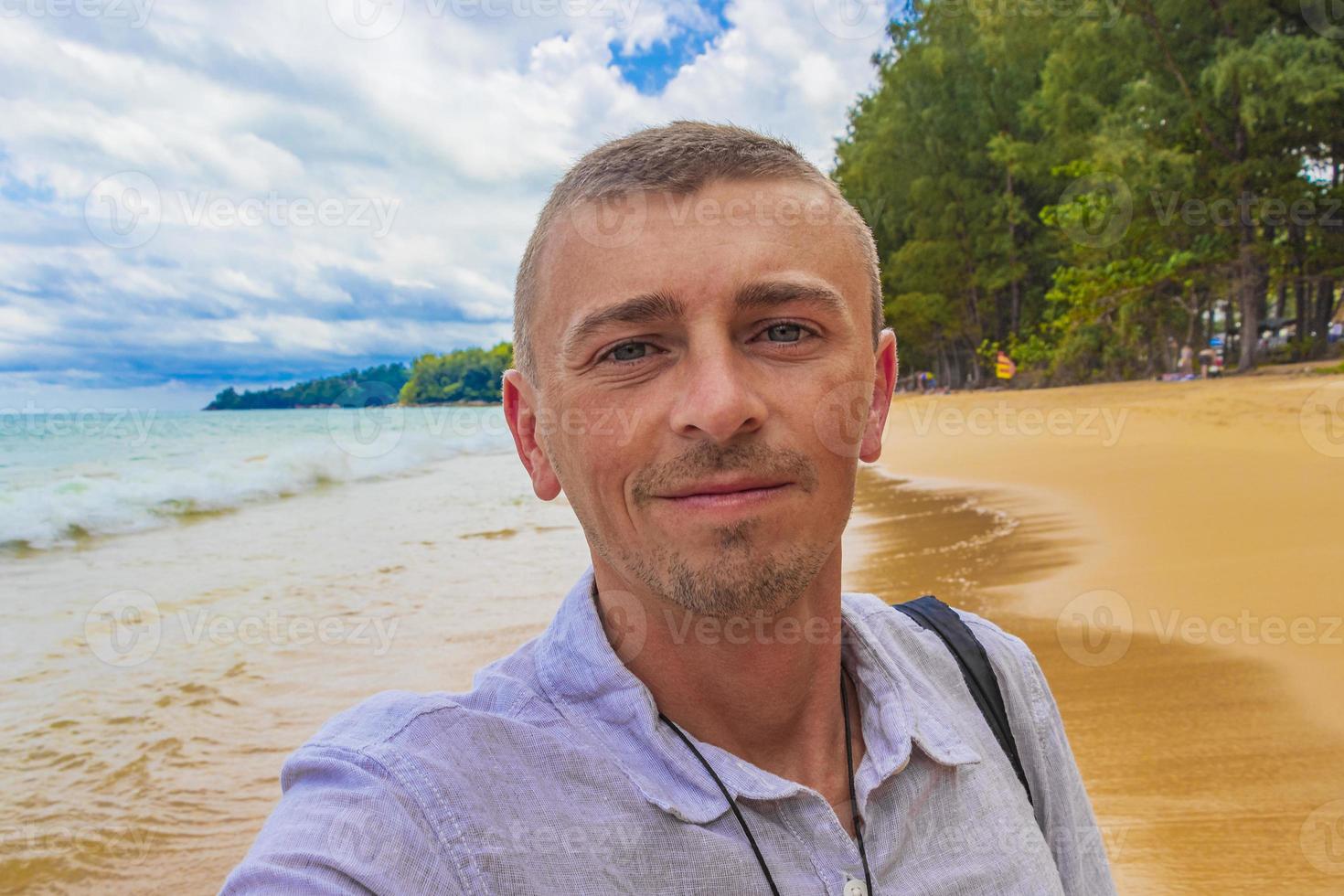 turista di viaggio nel mondo farang nai thon naithon beach phuket thailandia. foto