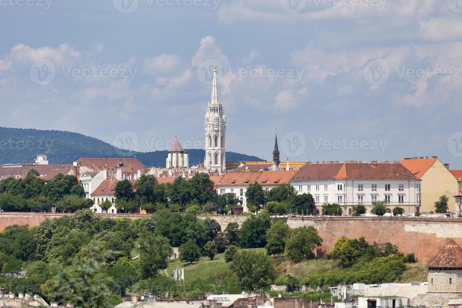 veduta aerea della chiesa dell'assunzione del castello di buda a budapest foto