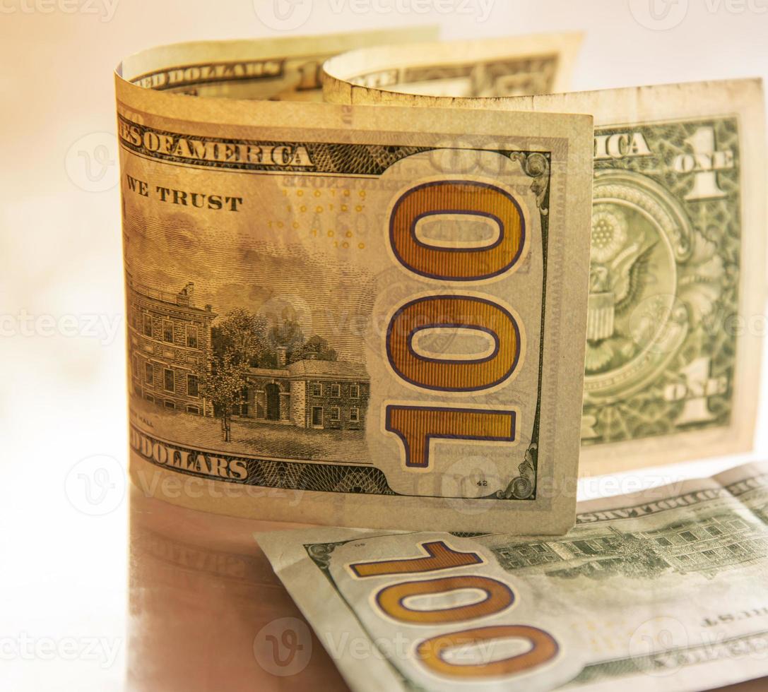 concetto di finanza con banconota da cento dollari foto