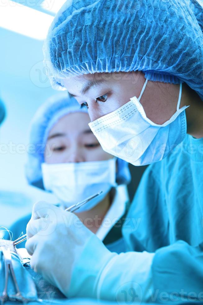 due lampade chirurgiche in sala operatoria foto