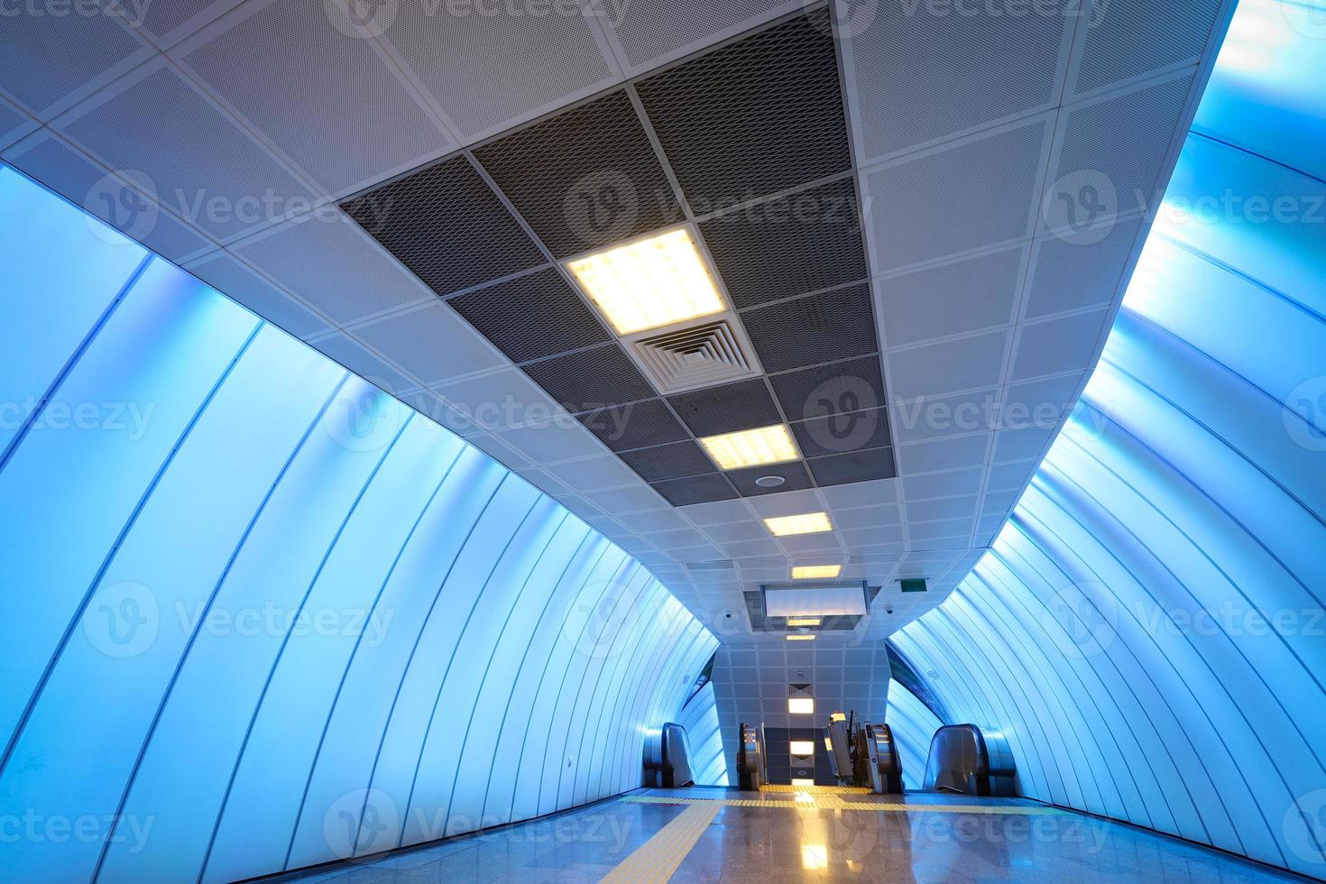 corridoio blu della metropolitana foto