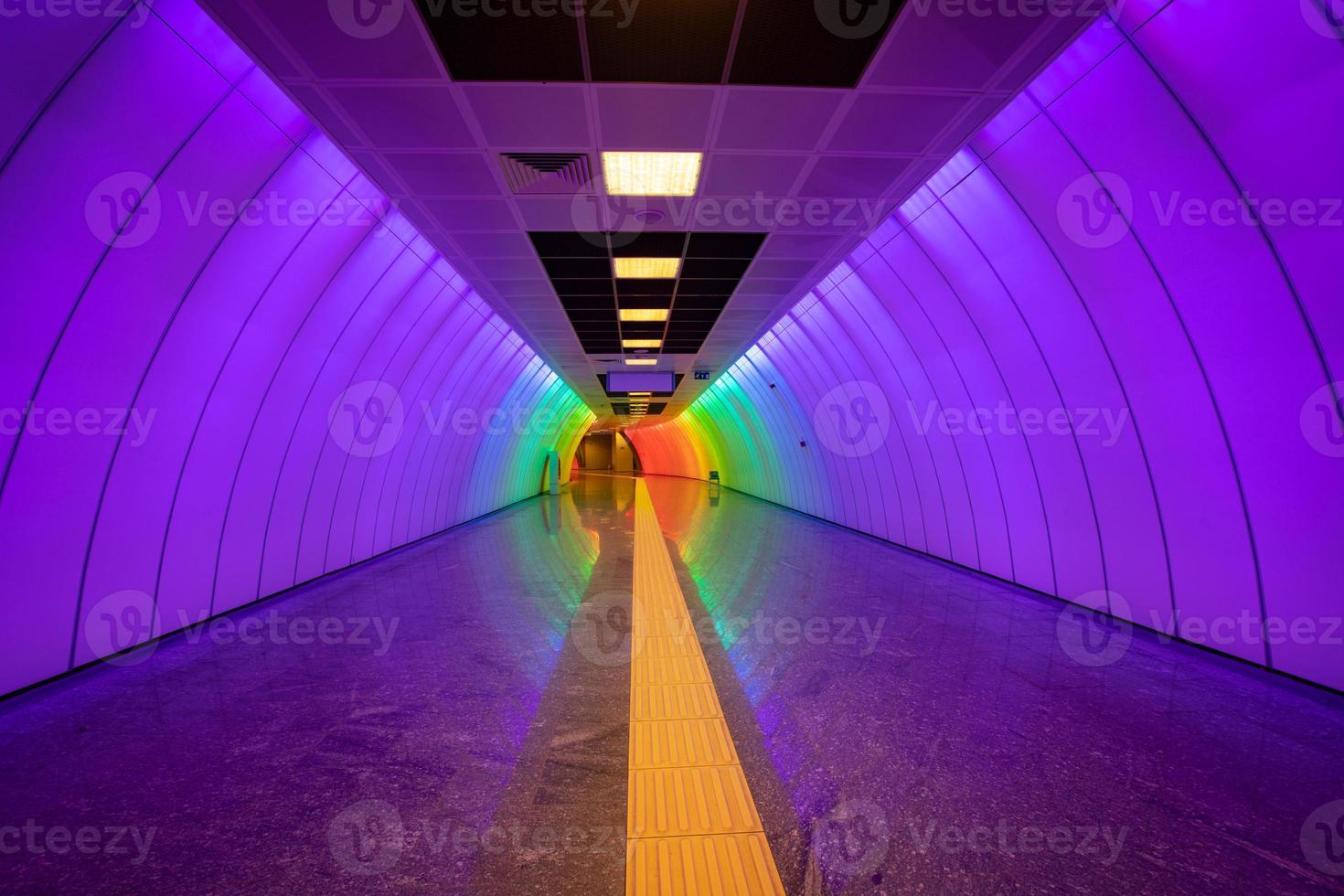 corridoio della metropolitana multicolore foto