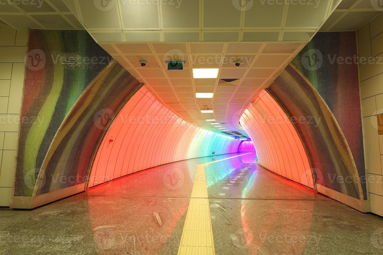 corridoio della metropolitana multicolore foto