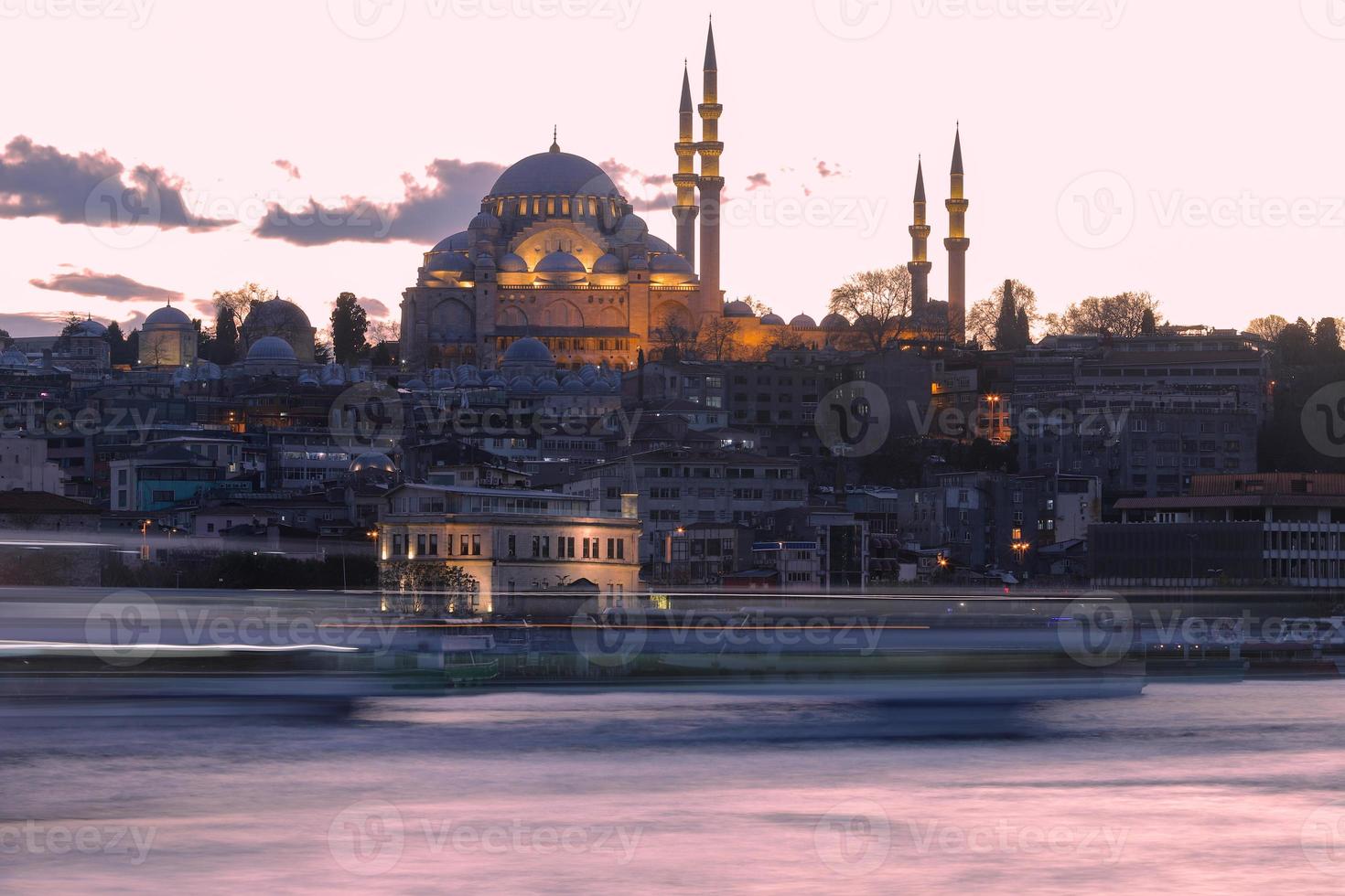 moschea suleymaniye e corno d'oro durante il tramonto a istanbul, turchia foto