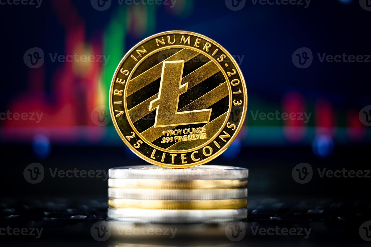 laptop con litecoin e grafico sullo schermo foto