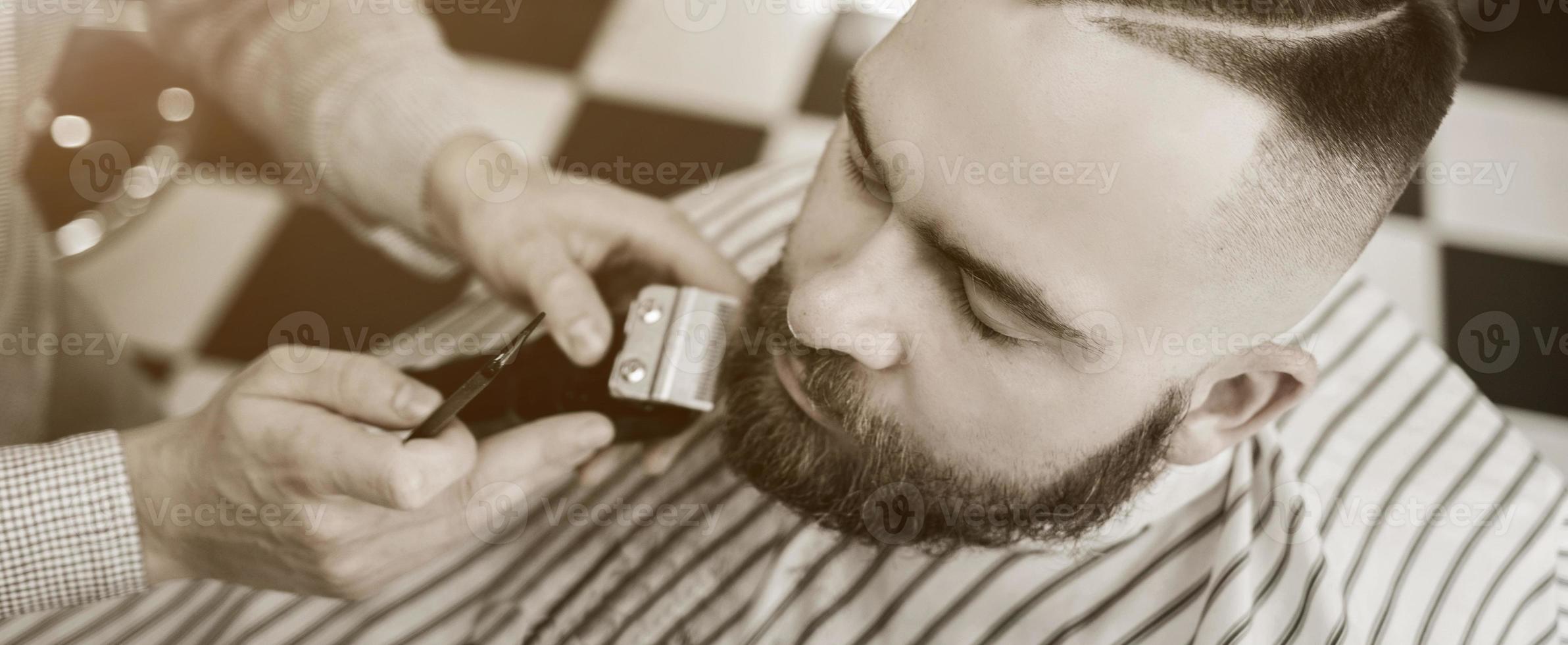 taglio di capelli da uomo in un barbiere foto