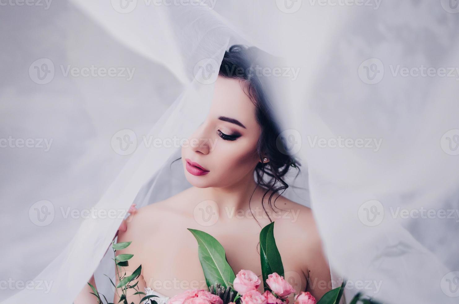 splendida sposa con velo foto