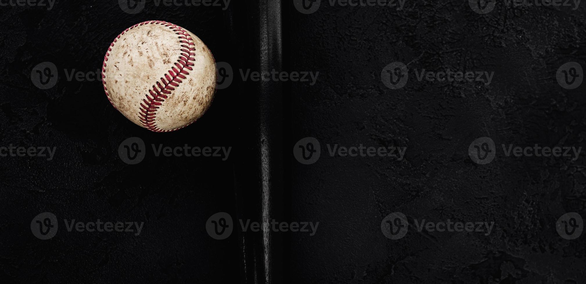 baseball e mazza di legno foto