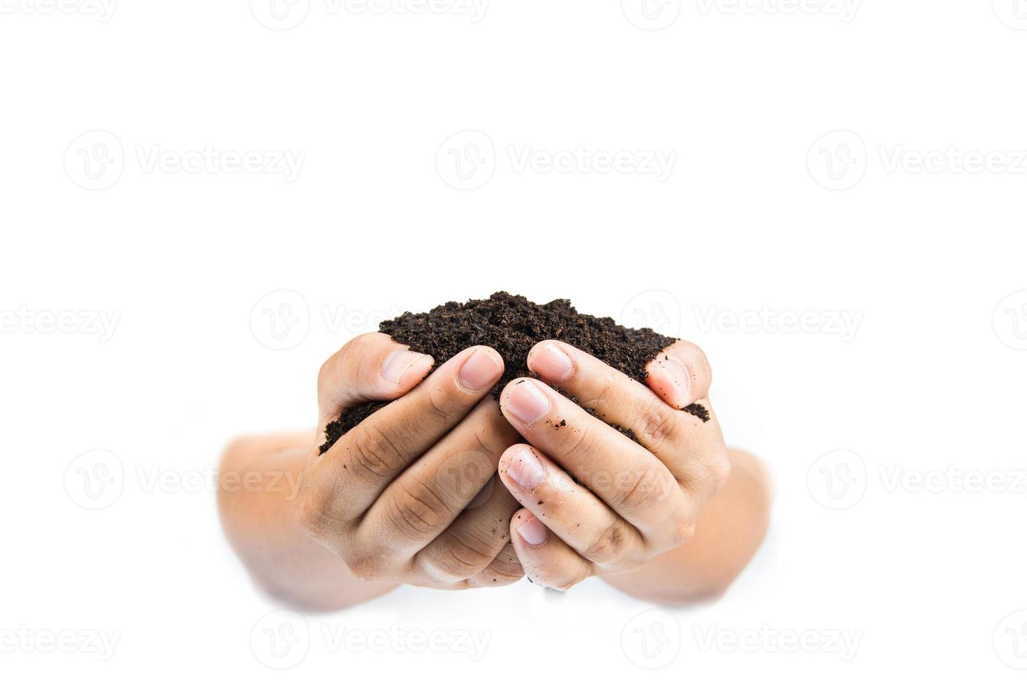 terreno nelle mani, mani sporche con argilla grano nero nelle mani isolare il tracciato di ritaglio dello sfondo foto