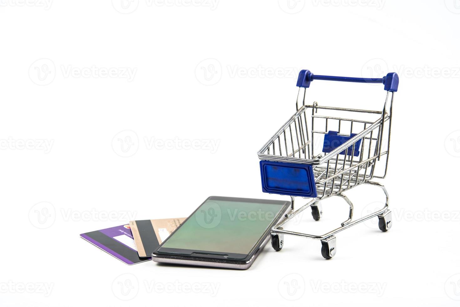 smart phone con carrello su sfondo bianco, significa shopping online foto