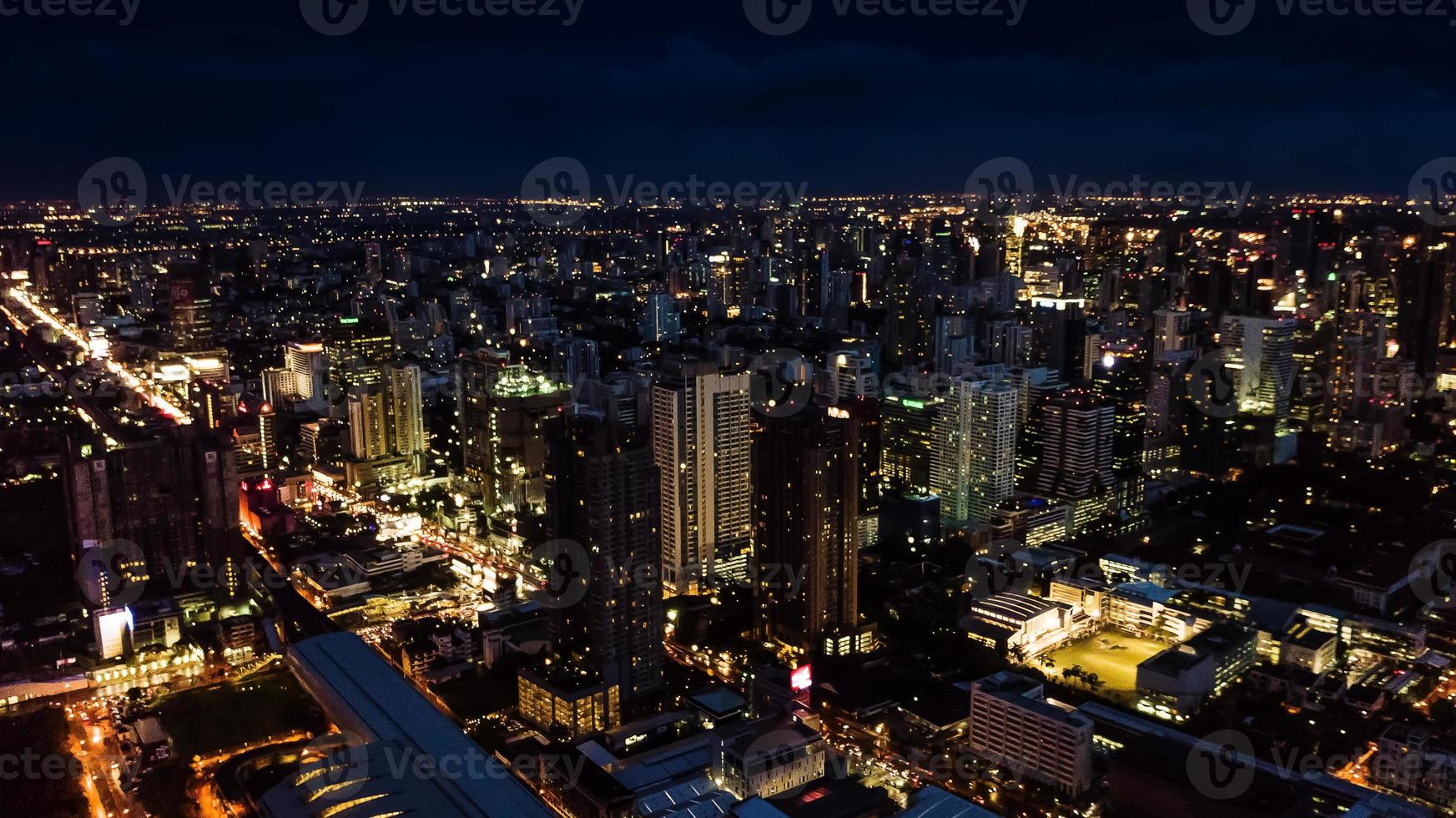 luce in città, luce di edifici e strade foto