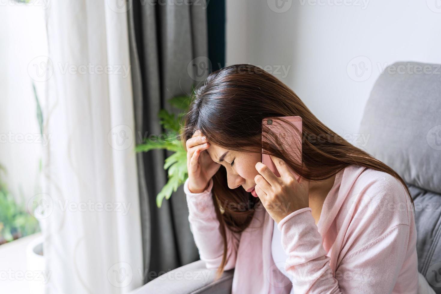 giovane donna depressa e stressata che piange e ha una conversazione seria a casa, emozioni negative e concetto di salute mentale foto