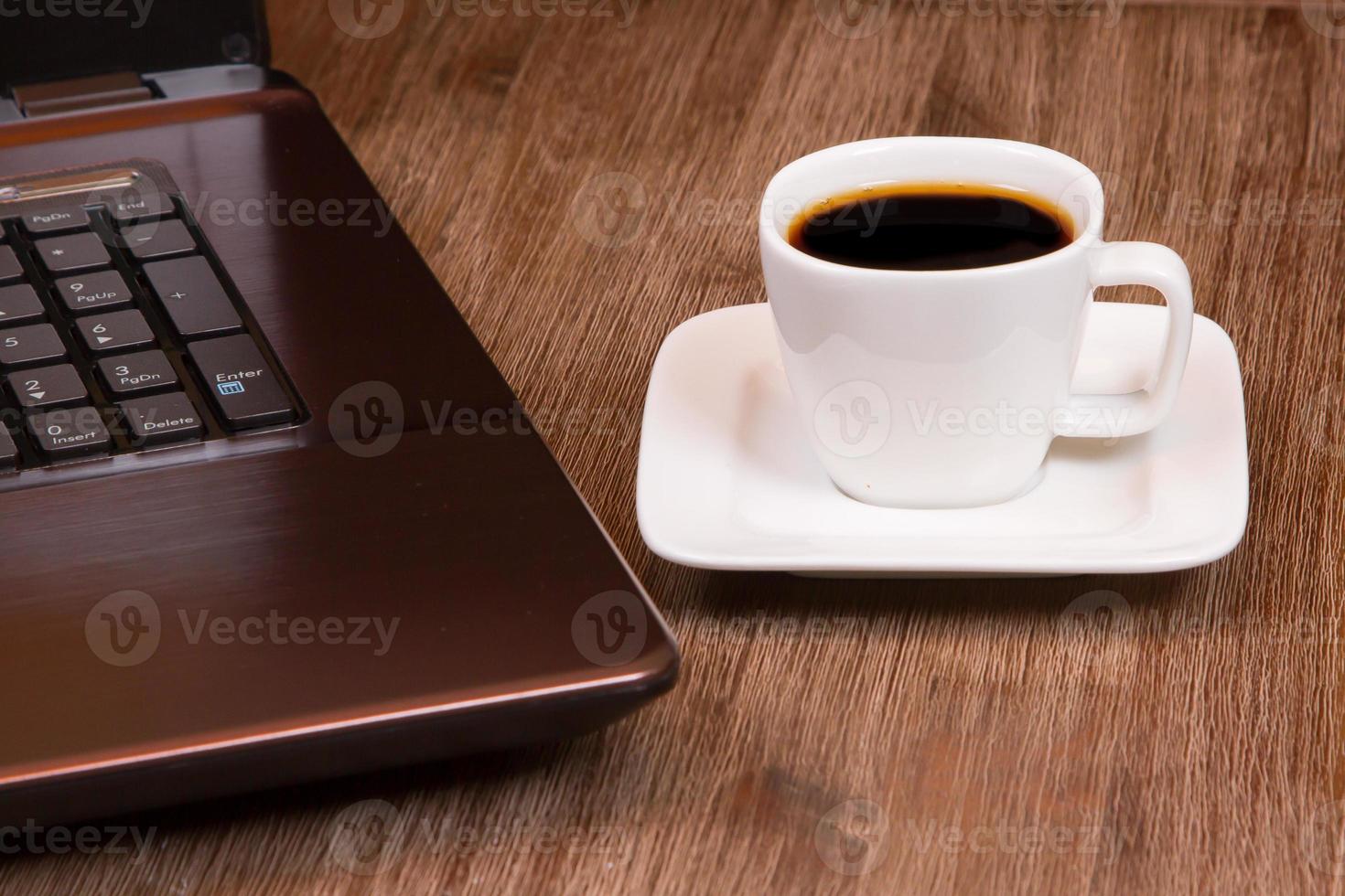 caffè espresso con laptop foto