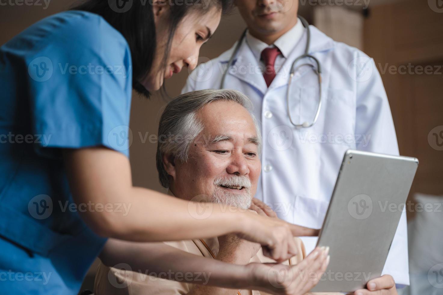 paziente anziano anziano visita il medico per il controllo sanitario in ospedale, concetto di assistenza medica di assicurazione sanitaria, uomo anziano che ha una malattia e che fornisce assistenza medica da parte dell'infermiera in clinica foto