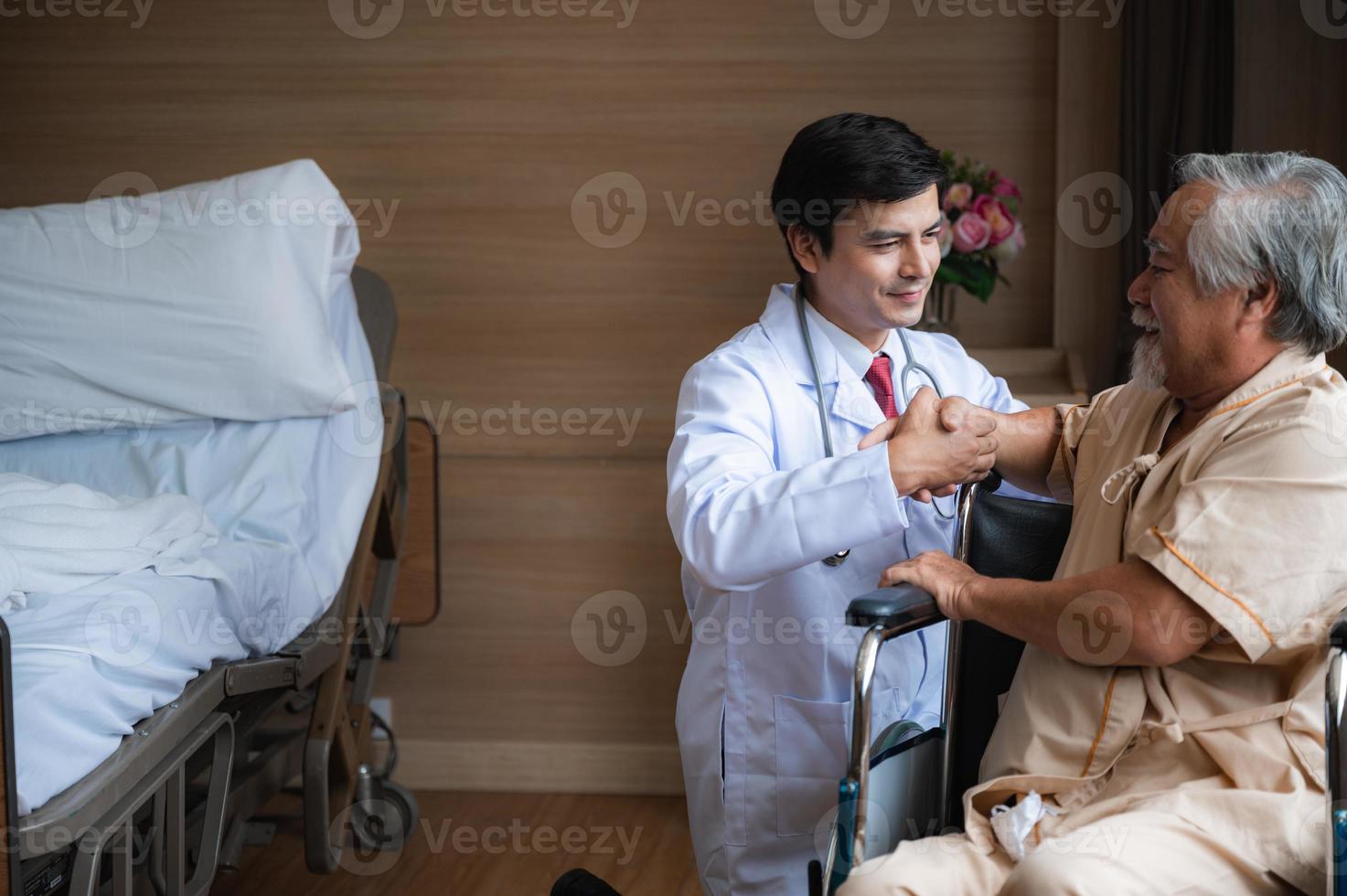 paziente anziano anziano visita il medico per il controllo sanitario in ospedale, concetto di assistenza medica di assicurazione sanitaria, uomo anziano che ha una malattia e che fornisce assistenza medica da parte dell'infermiera in clinica foto