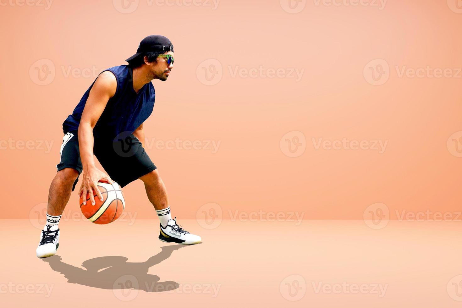 giocatore di basket asiatico su sfondo colorato foto