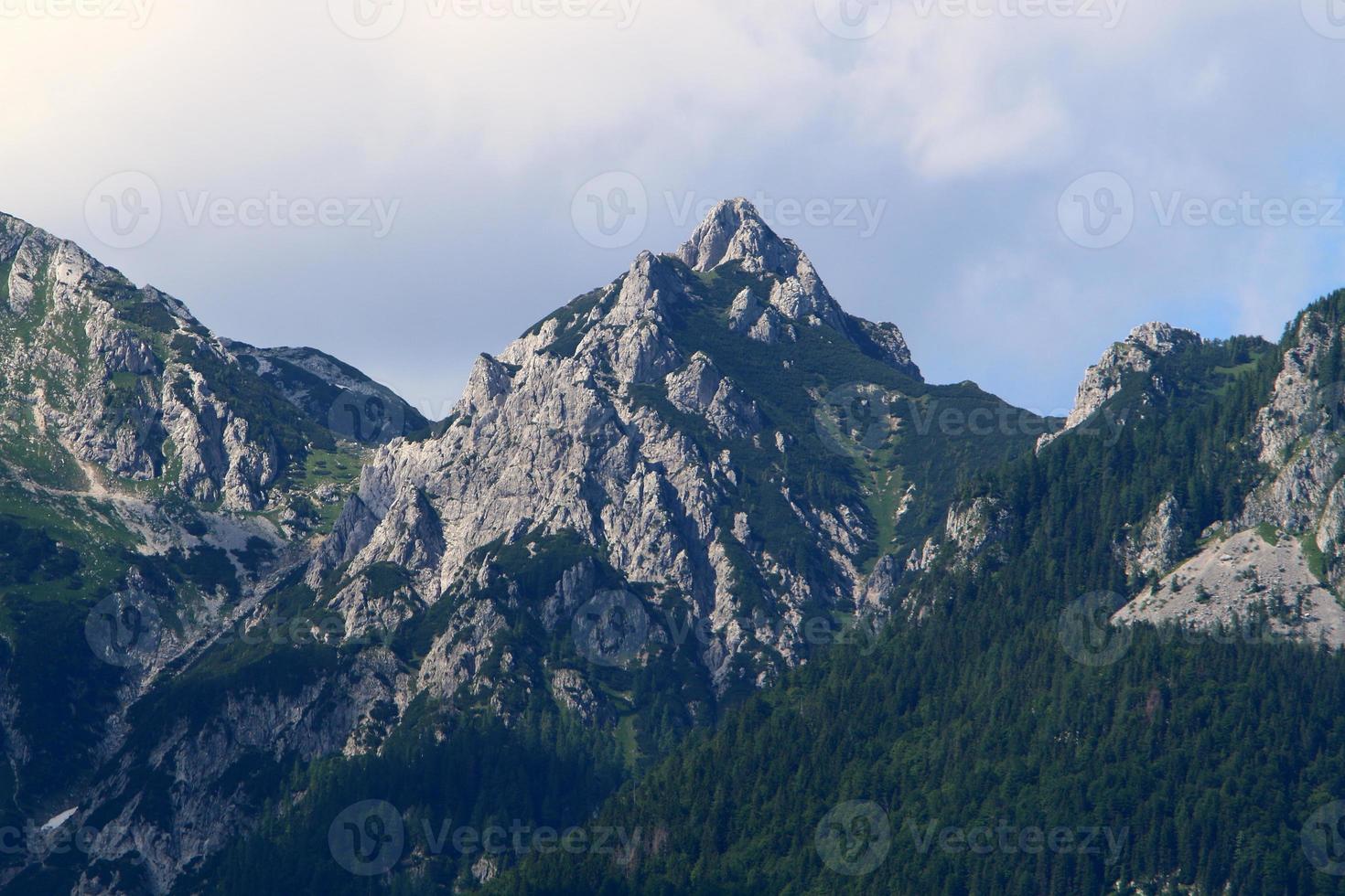 le alpi sono una catena montuosa alta e lunga in Europa foto