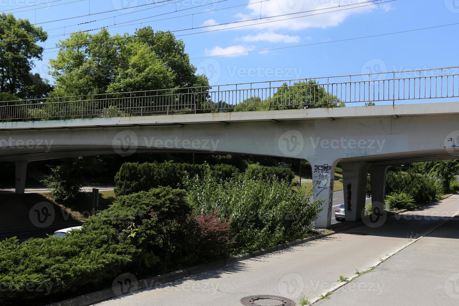 ponte - strutture architettoniche per l'attraversamento di una barriera d'acqua. foto