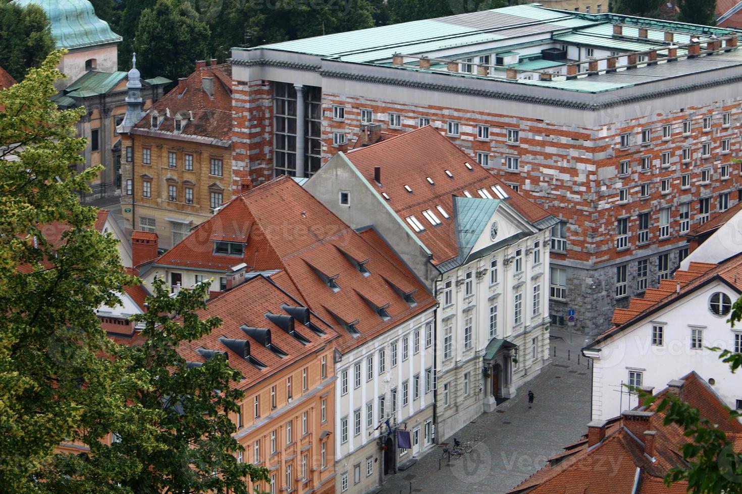 tetti di tegole della città di ljubljana la capitale della slovenia. foto