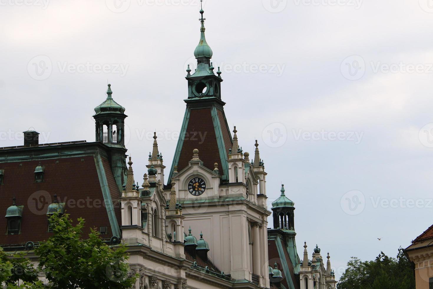 tetti di tegole della città di ljubljana la capitale della slovenia. foto