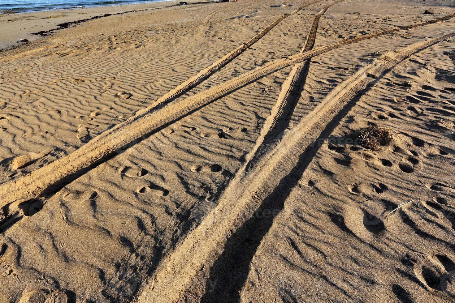 impronte nella sabbia sulle rive del Mar Mediterraneo nel nord di Israele foto