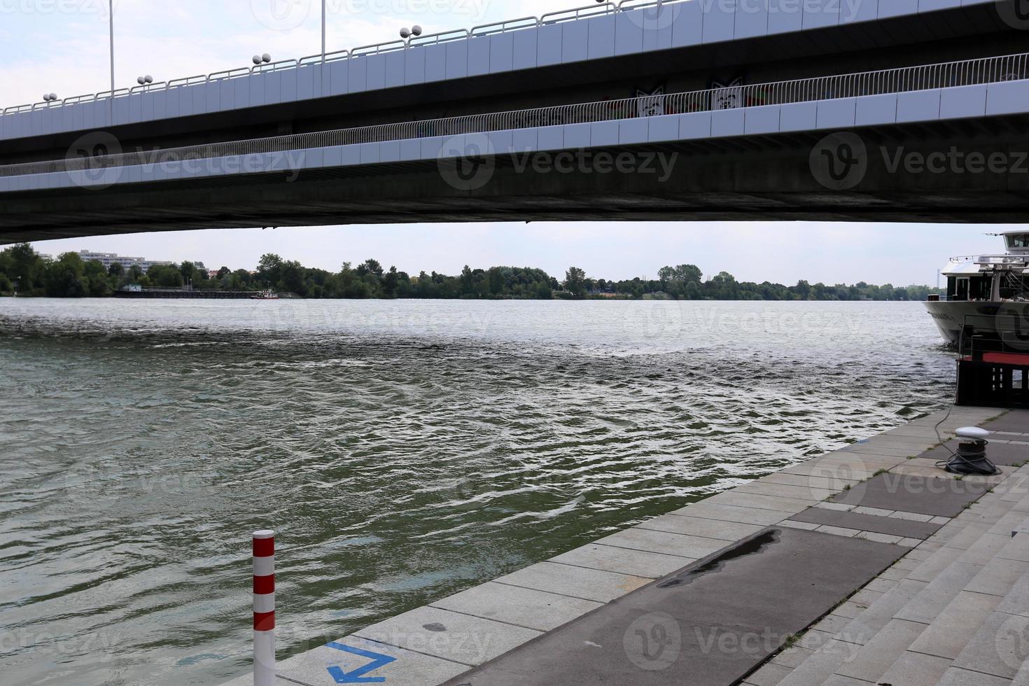 danubio a tutto flusso nella capitale austriaca vienna foto