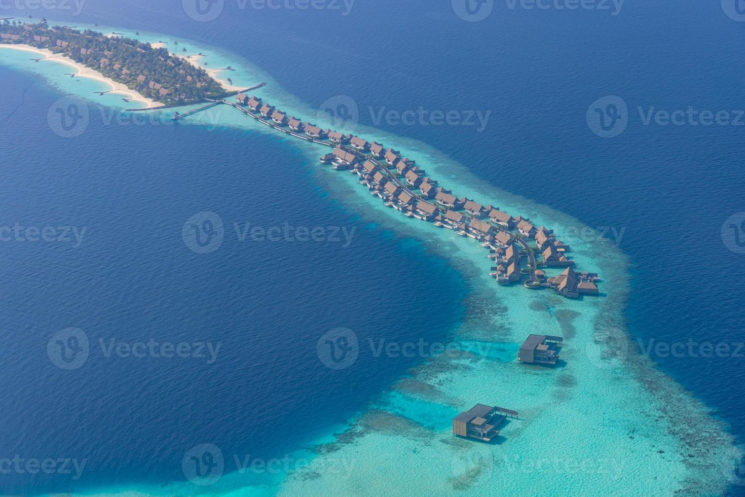 vista aerea panoramica del paesaggio marino su un atollo delle Maldive. spiaggia di sabbia bianca, barriera corallina vista dall'alto. foto